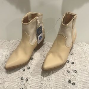 New with tags Universal Threads western style bootie size 7